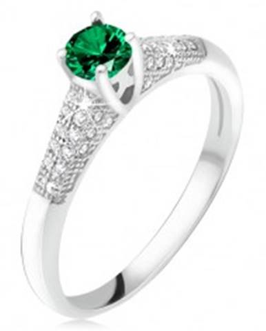 Prsteň so zeleným zirkónom v kotlíku, číre kamienky, striebro 925 - Veľkosť: 49 mm