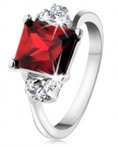 Prsteň v striebornej farbe, obdĺžnikový červený zirkón, číre zirkóniky - Veľkosť: 49 mm