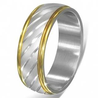 Dvojfarebný oceľový prsteň - šikmé zárezy striebornej farby a lem zlatej farby - Veľkosť: 55 mm