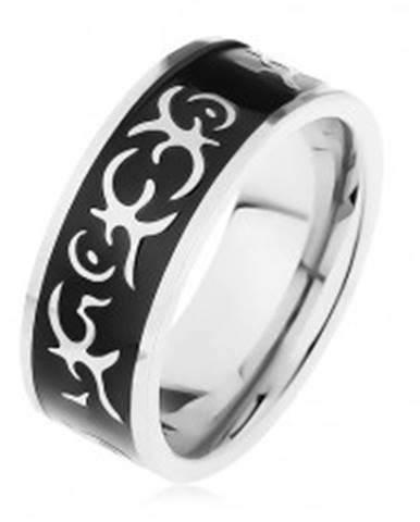 Oceľový prsteň striebornej farby, lesklý čierny pás zdobený motívom tribal - Veľkosť: 57 mm