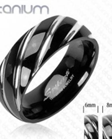 Titánový prsteň čiernej farby - úzke šikmé zárezy v striebornom odtieni - Veľkosť: 49 mm