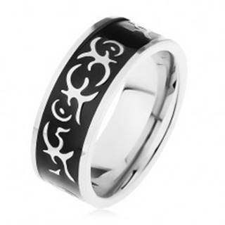 Oceľový prsteň striebornej farby, lesklý čierny pás zdobený motívom tribal - Veľkosť: 57 mm