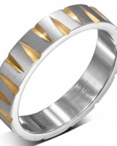Oceľový prsteň striebornej farby so zárezmi v zlatej farbe - Veľkosť: 52 mm