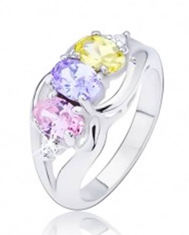 Lesklý prsteň striebornej farby, tri farebné oválne zirkóny medzi vlnkami - Veľkosť: 49 mm