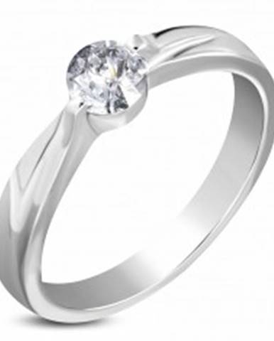 Oceľový zásnubný prsteň striebornej farby, číry zirkón, ramená so zárezom - Veľkosť: 49 mm