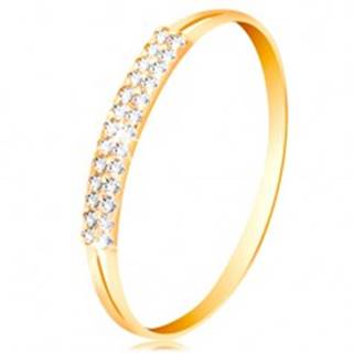 Zlatý prsteň 585, ramená s výrezmi po stranách, línia čírych zirkónov - Veľkosť: 49 mm