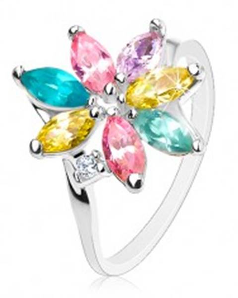 Lesklý prsteň so zahnutými ramenami, ligotavé farebné lupene, číry zirkónik - Veľkosť: 49 mm