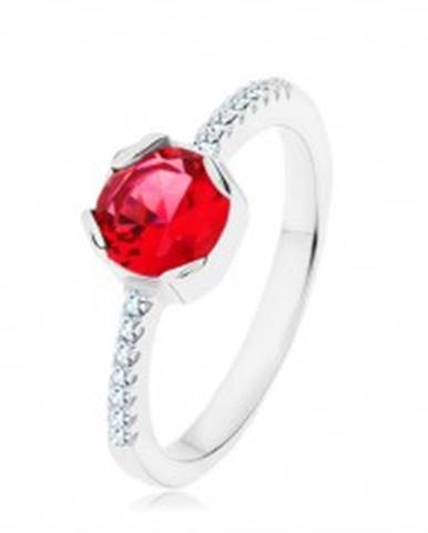 Strieborný 925 prsteň, okrúhly červený zirkón, úzke ramená, číre zirkóny - Veľkosť: 49 mm