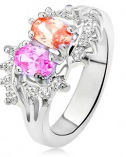 Lesklý prsteň striebornej farby, dva farebné kamienky, malé číre zirkóny - Veľkosť: 48 mm