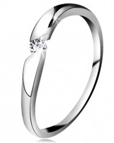 Diamantový prsteň z bieleho 14K zlata - briliant čírej farby v šikmom výreze - Veľkosť: 49 mm