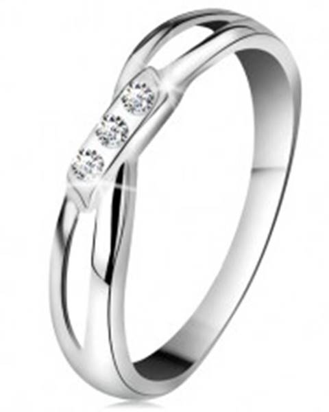 Zlatý 14K prsteň - tri okrúhle diamanty čírej farby, rozdelené ramená, biele zlato - Veľkosť: 49 mm