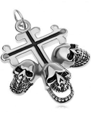 Oceľový prívesok striebornej farby, ľaliový kríž s čiernymi líniami, tri lebky
