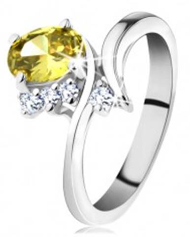 Trblietavý prsteň v striebornom odtieni, oválny zirkón v žltej farbe - Veľkosť: 49 mm