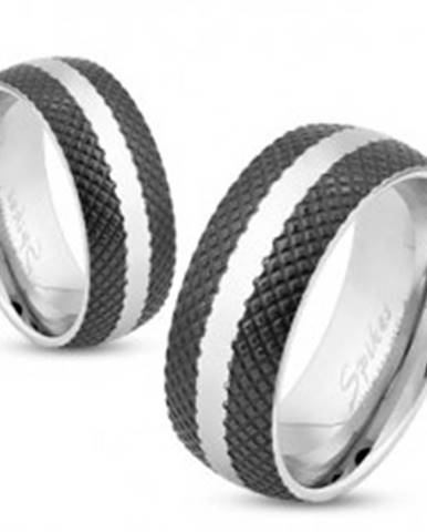 Oceľový prsteň s čiernym mriežkovaným povrchom, lesklý pás striebornej farby, 8 mm - Veľkosť: 59 mm