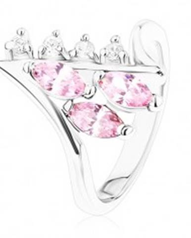 Lesklý prsteň striebornej farby, zahnuté konce ramien, číre a ružové zirkóny - Veľkosť: 49 mm