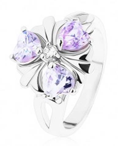 Prsteň v striebornom odtieni, kvietok s fialovými zirkónovými srdiečkami - Veľkosť: 51 mm