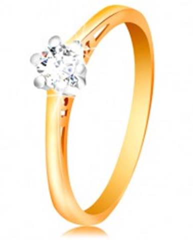 Zlatý 14K prsteň - číry zirkón v kotlíku z bieleho zlata, výrezy na ramenách - Veľkosť: 50 mm