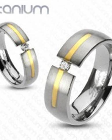 Titánový prsteň striebornej farby - prúžok zlatej farby, zirkón - Veľkosť: 49 mm