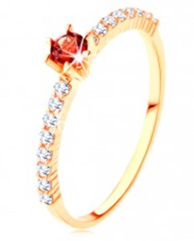 Zlatý prsteň 585 - číre zirkónové línie, vyvýšený okrúhly červený granát - Veľkosť: 49 mm
